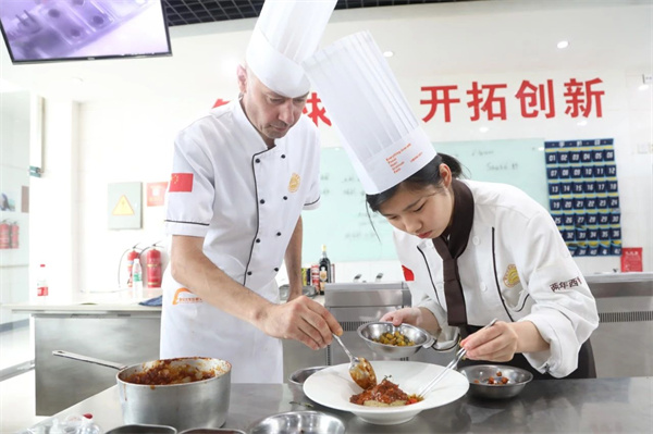 <a href=http://www.movno.net target=_blank class=infotextkey>江西新東方烹飪學(xué)校</a>.jpg